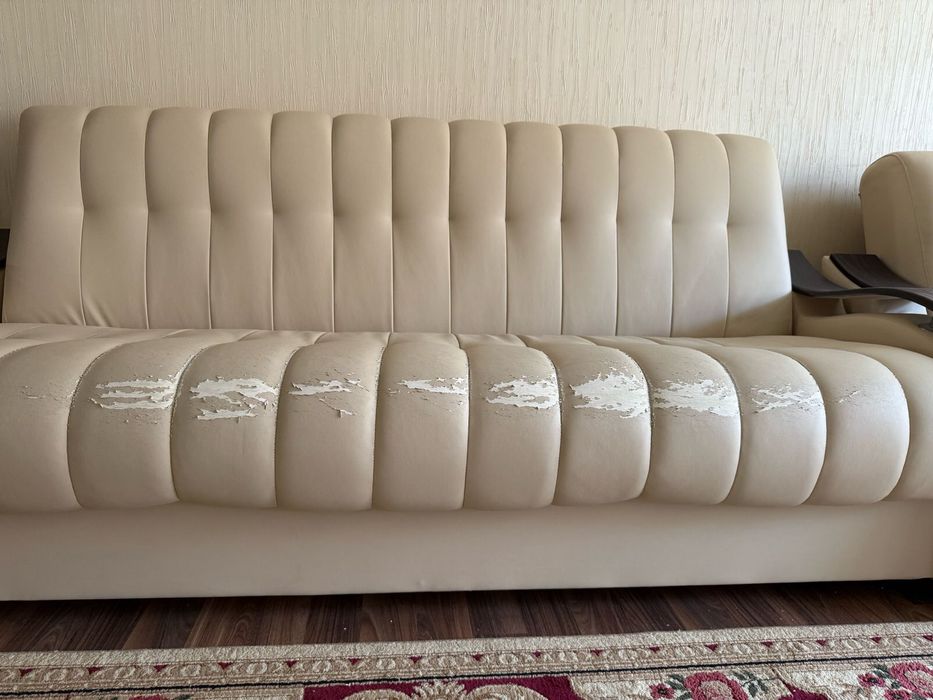 Диван  мягкий.