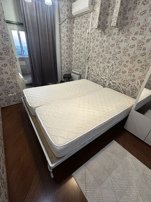 Продаю кровать с матрасами