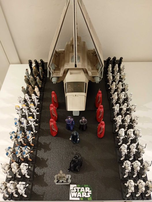 Vând- STAR WARS The Emperor's Arrival HASBRO (o varianta)