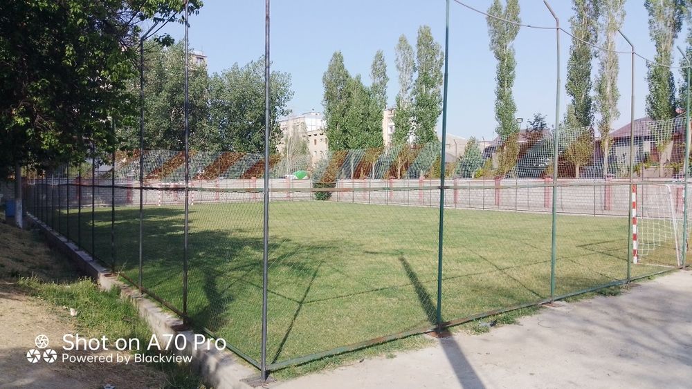 Футбольные поля в аренду с натуральной  и искусственной травой .