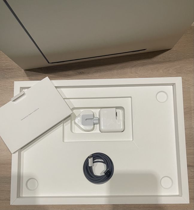 MacBook Air 15-inch M2 chip 8GB RAM 256GB SSD 100% Батерия!