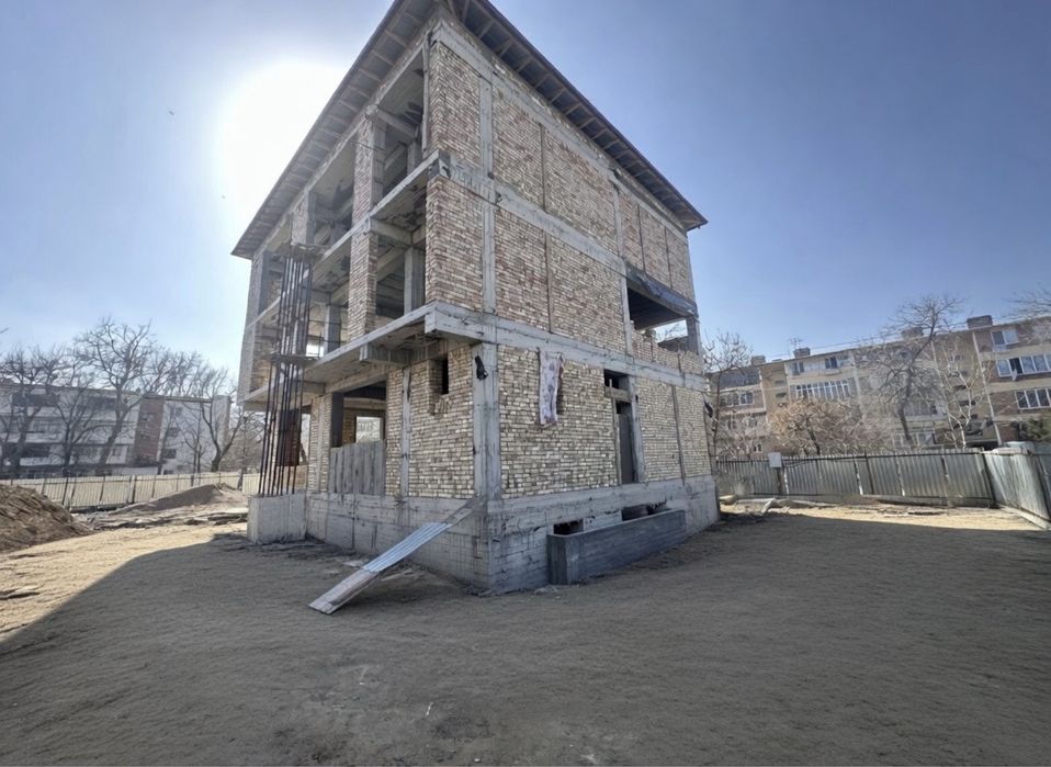 6 ta dom o'rtasida 3 etajlik Bino 800 m2 Oktayabr bozor orqasida
