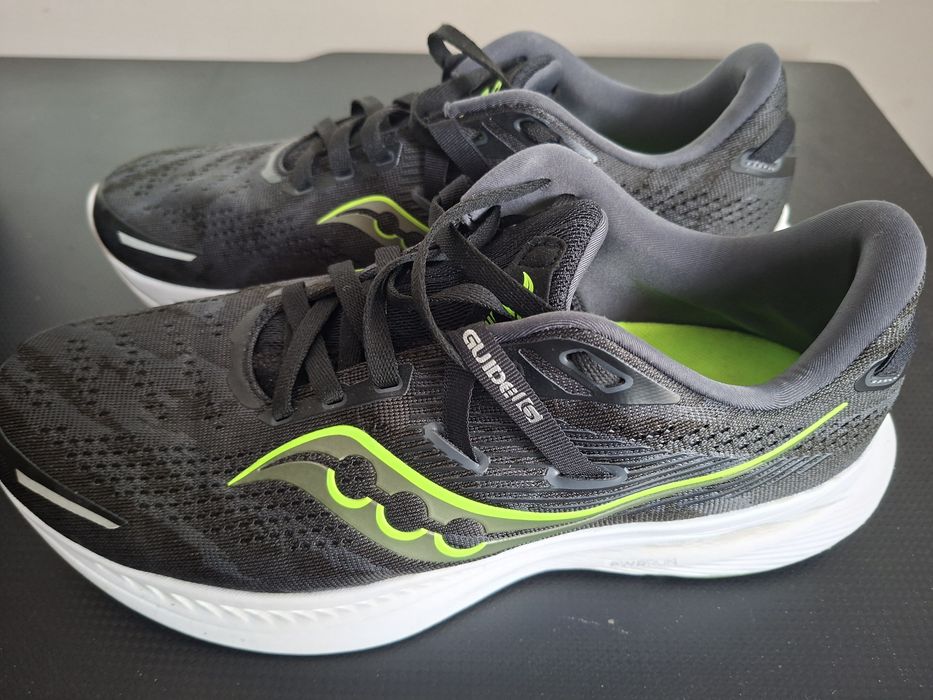 Маратонки за бягане Saucony Guide 16 в разцветка "Black/Glade" (Черно / Яркозелено).