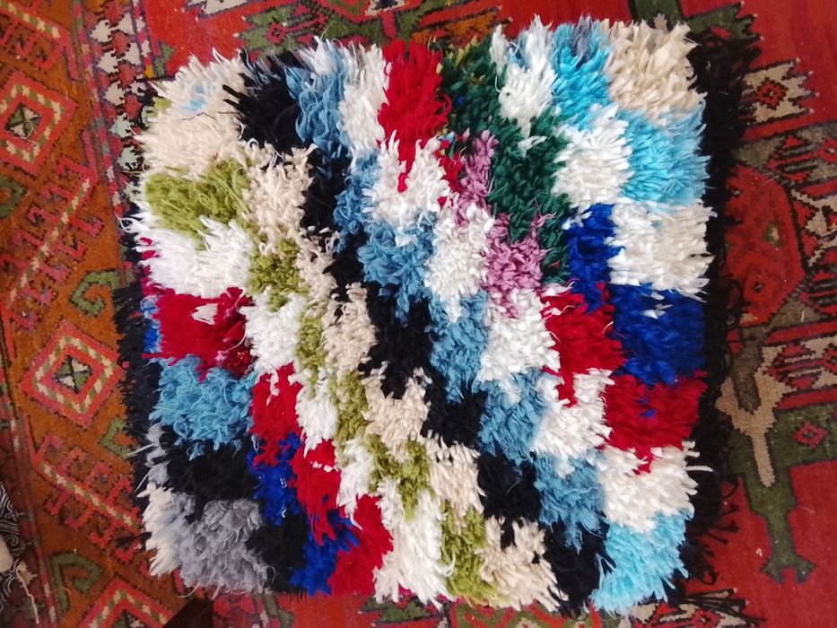 Qulda tuqilgan jozibali gilamcha mashina urindiqlari. stulchklar uchun