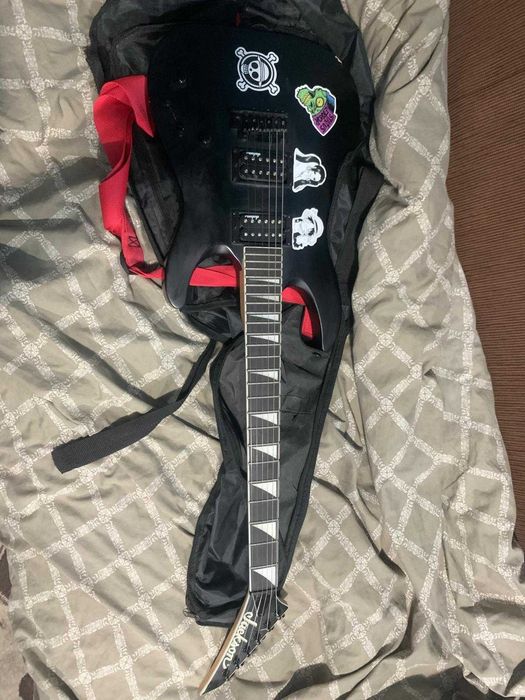 Set Chitara Jackson Dinky JS32 DKA cu un Vox Pathfinder 10 si pedala
