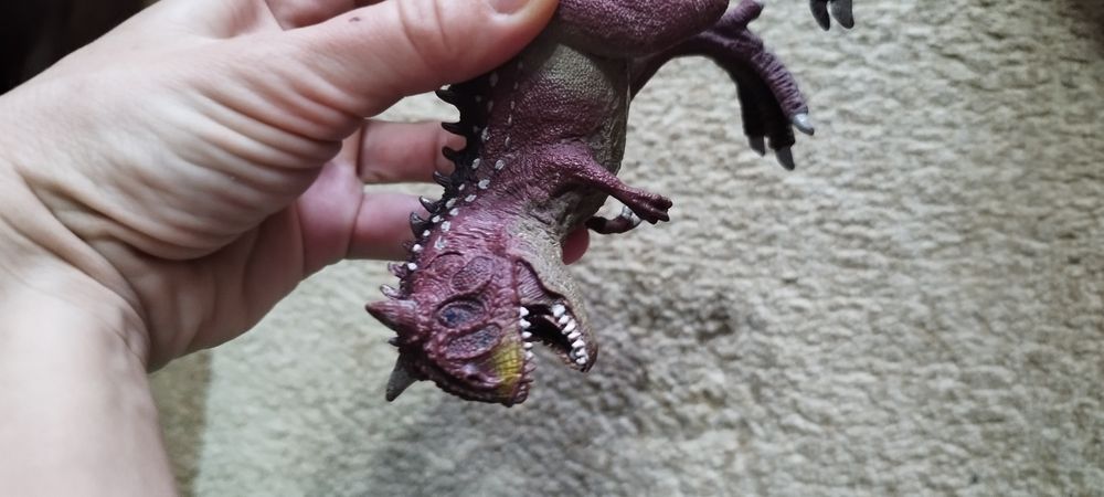 Продам карнотавра