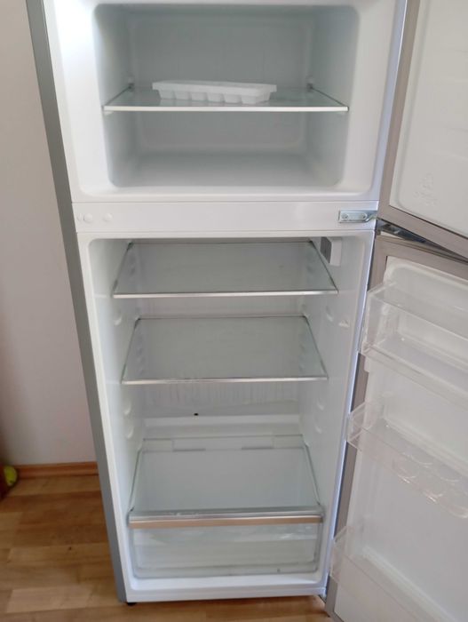 Хладилник Electrolux с фризер – 144x55x55 см – отлично състояние