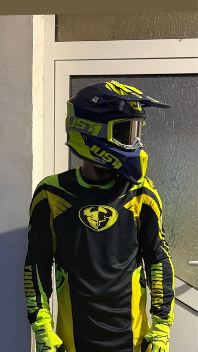 Продавам каските и цялата екипировка имам и ризница всичко е чисто нов