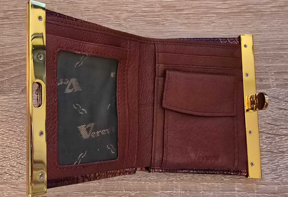 Portofele  de damă din piele și altele din material textil