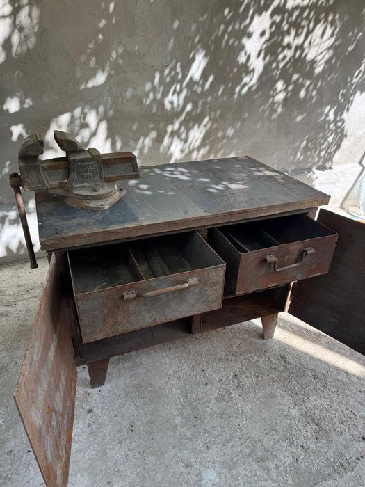 Продам- верстак и тиски