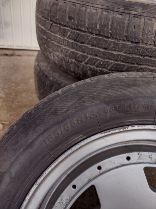 Vând scuter și roți iarnă cu jante aluminiu