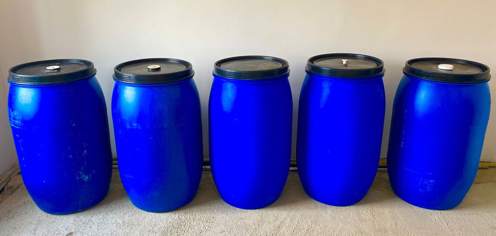 Б/у столы и ёмкости для воды и т.д.