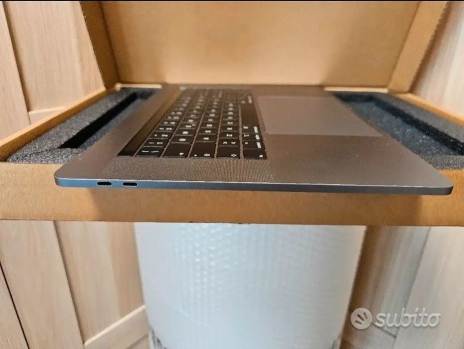 MacBook Pro 15" Touch Bar pentru piese de schimb