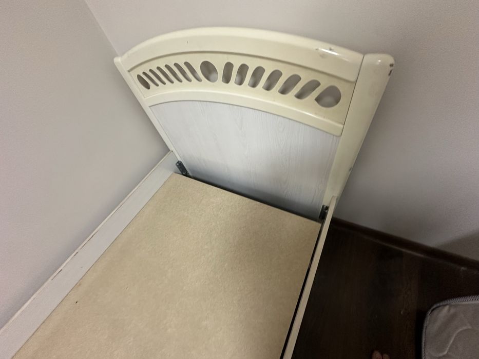 Кровать б.у  белого цвета  размер 93Х205 см