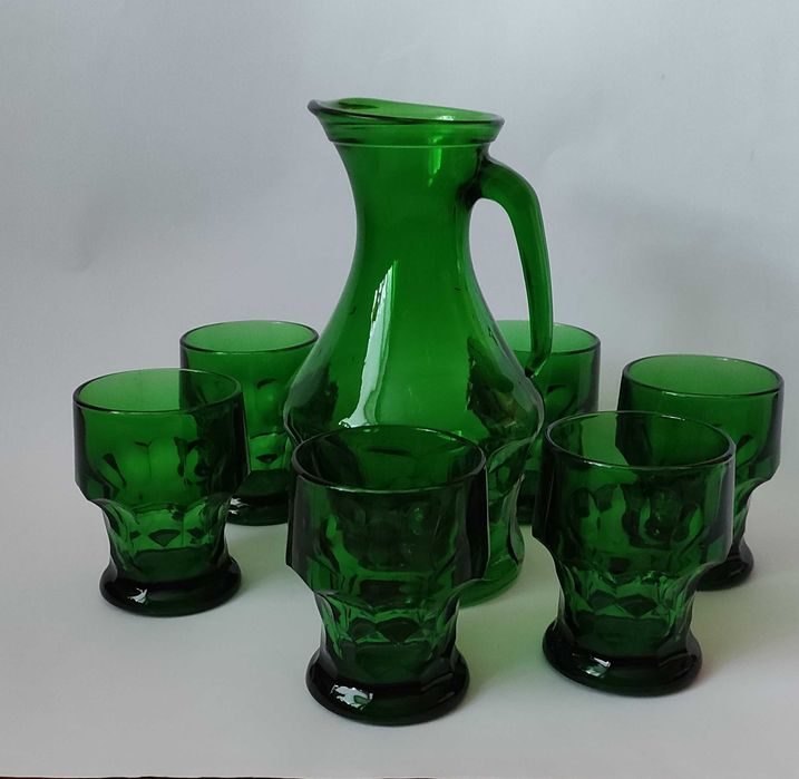 Италиански сервиз от изуруденозелено стъкло