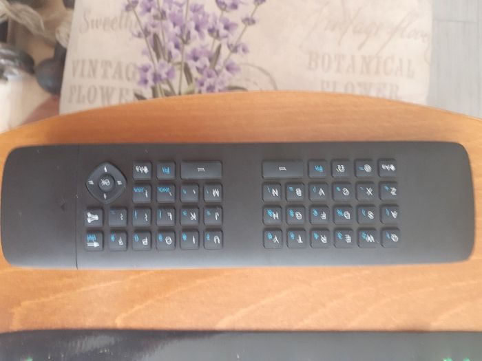 продавам смарт дистанционо за телевизор филипс амбилайт с клавиатура