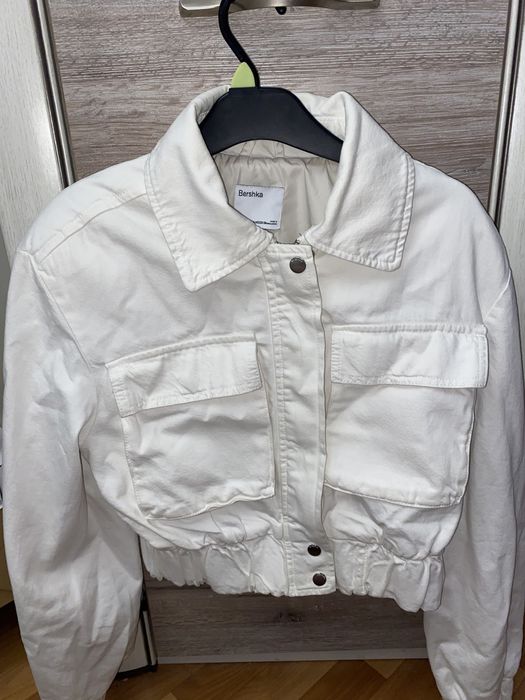 Белая куртка Bershka