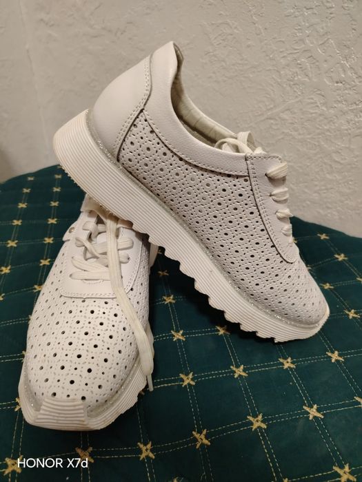 Продам летние кроссовки