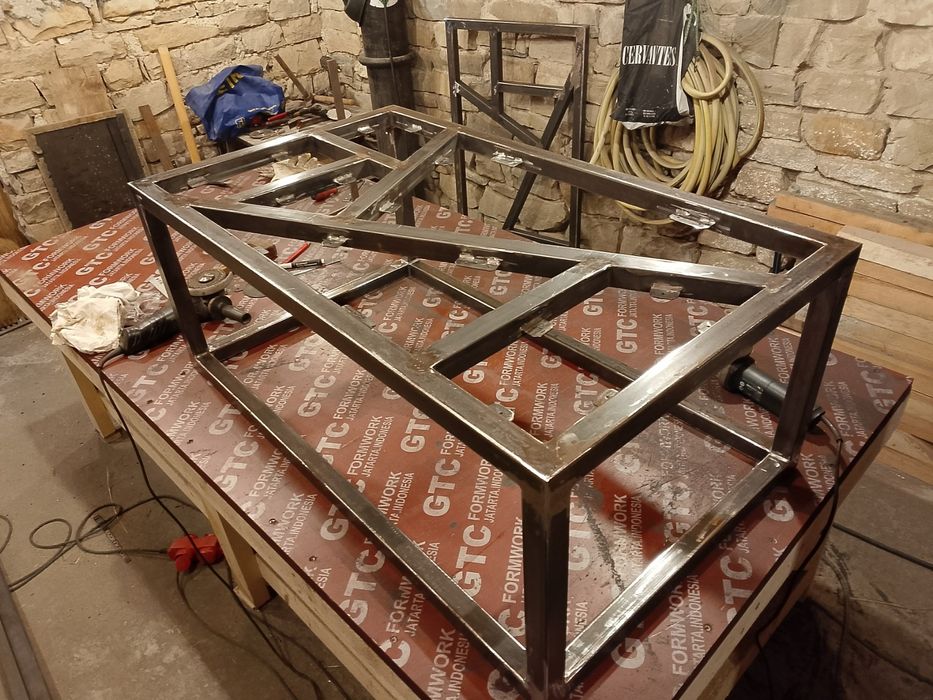 Холна маса от прахово боядисан профил и дърво