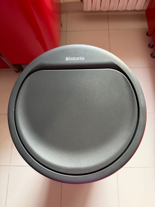 Cos de gunoi Brabantia Touch 30 L roșu – design premium, modelul nou
