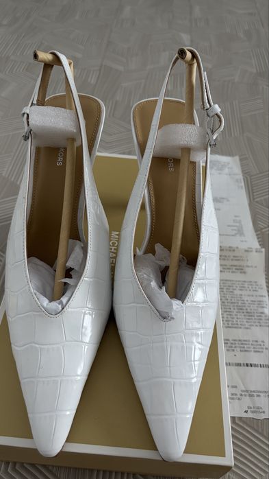 Pantofii noi nepurtati Machiel kors