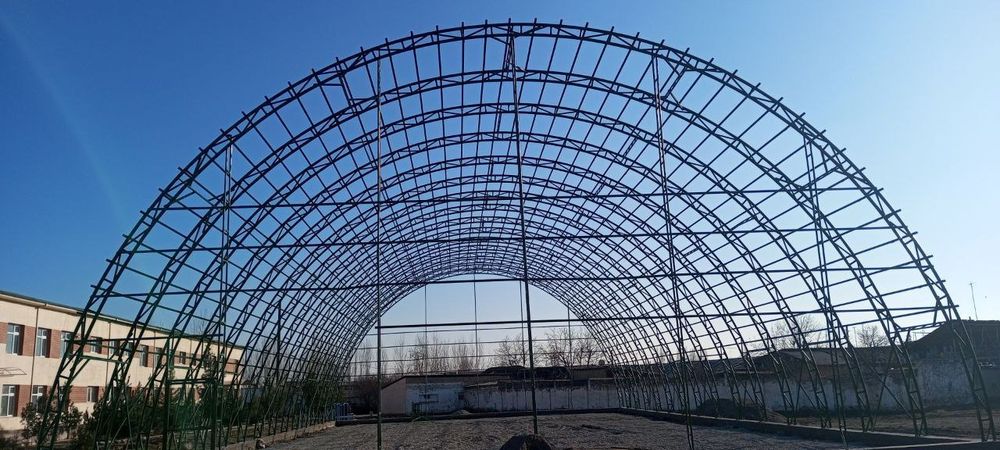 Arkali va stadionlar va Tom Naves xizmati