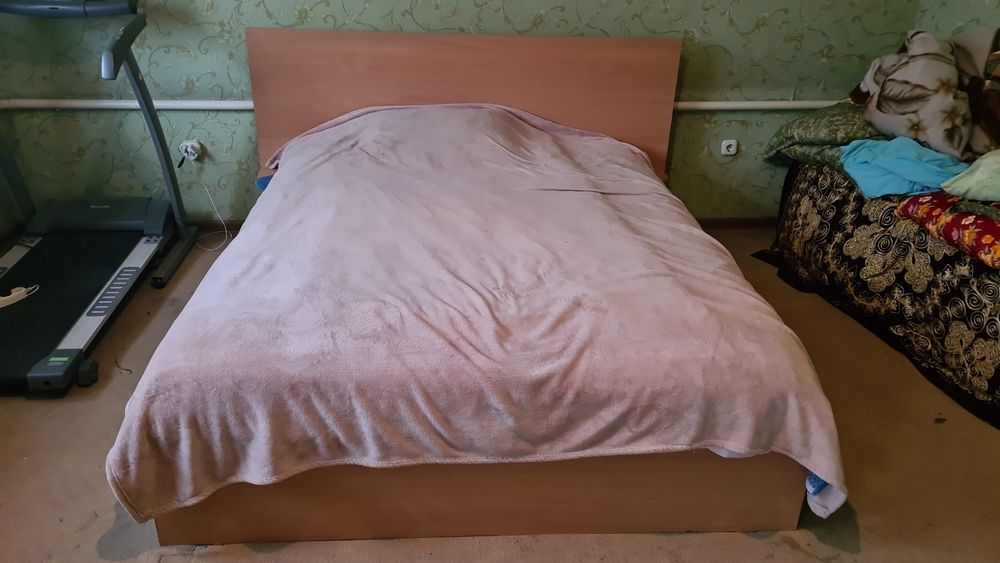 двухспальняя кровать