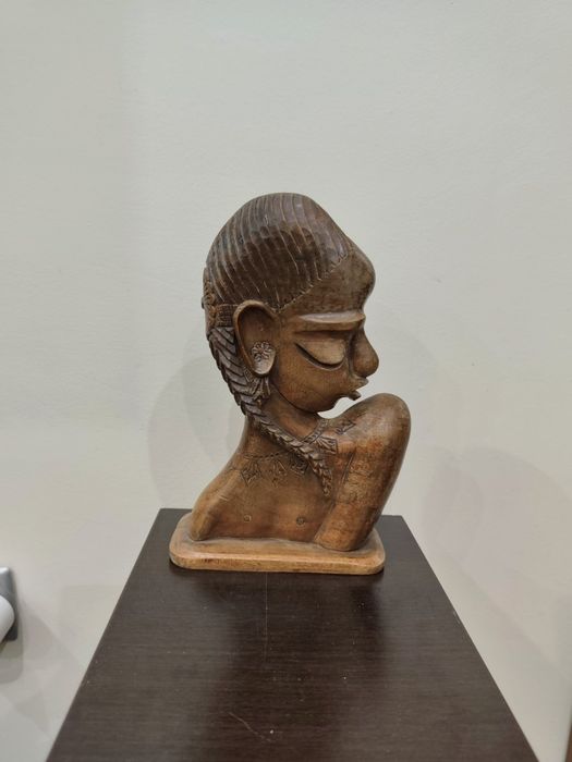 Африканска дървена скулптура – ръчно резбован арт предмет.