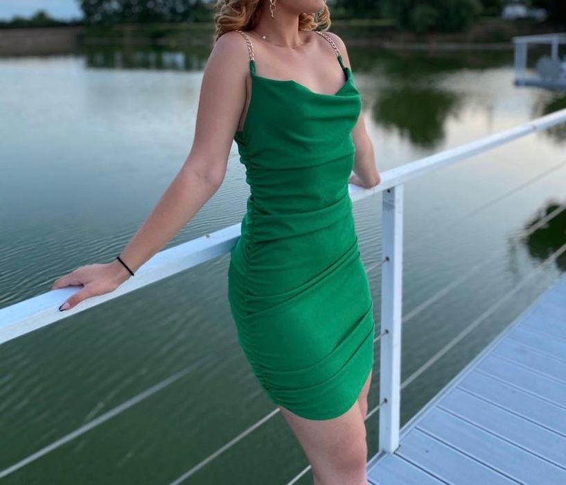 Rochie elegantă pe corp