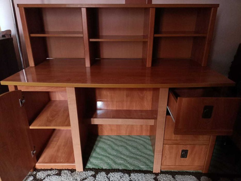 Стол и подвесная полка