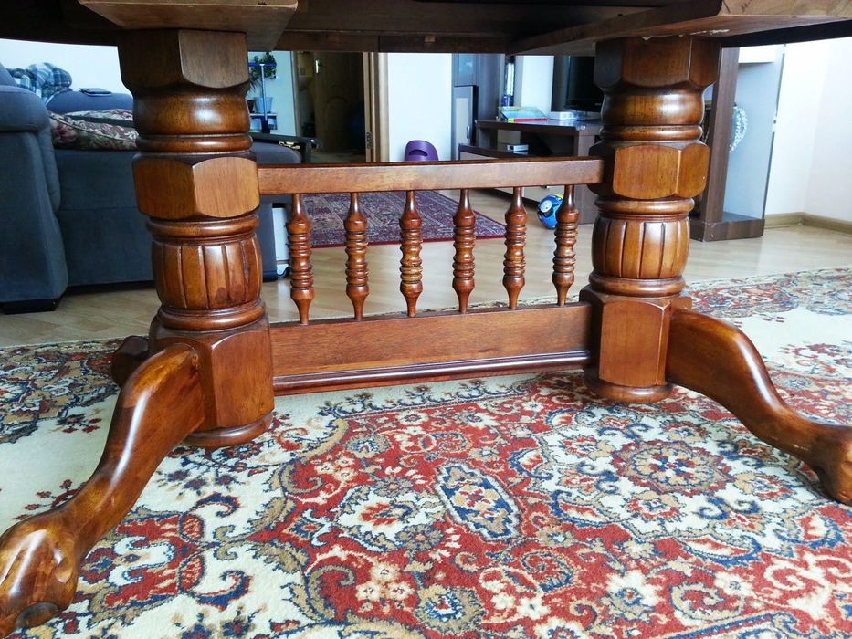 Большой деревянный стол