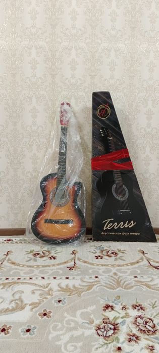 Продаётся гитара (новая)в отличном состоянии  с коробкой