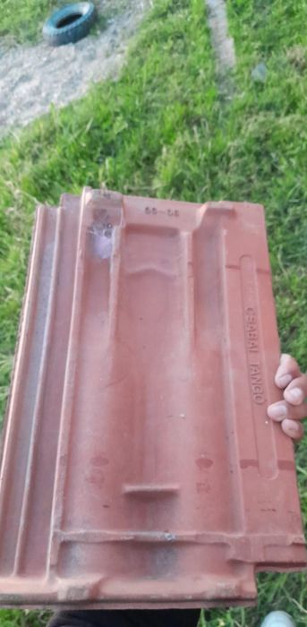 Vand tigla înjur de 2000 de bucati