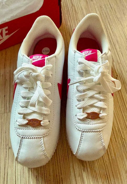 бели Nike Cortez