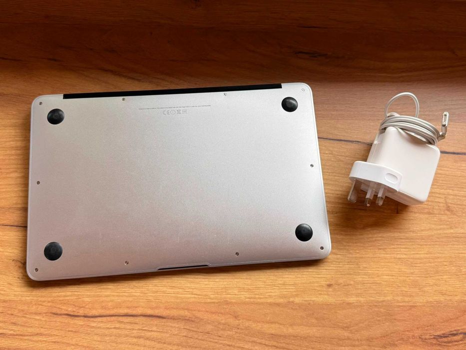 MacBook Air 11" 2015 i5 / 4GB RAM / 128GB SSD - Отлично Състояние