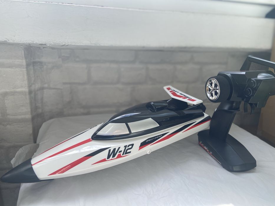 RC лодка – мощна, 35 км/ч, бърза и водоустойчива за забавление