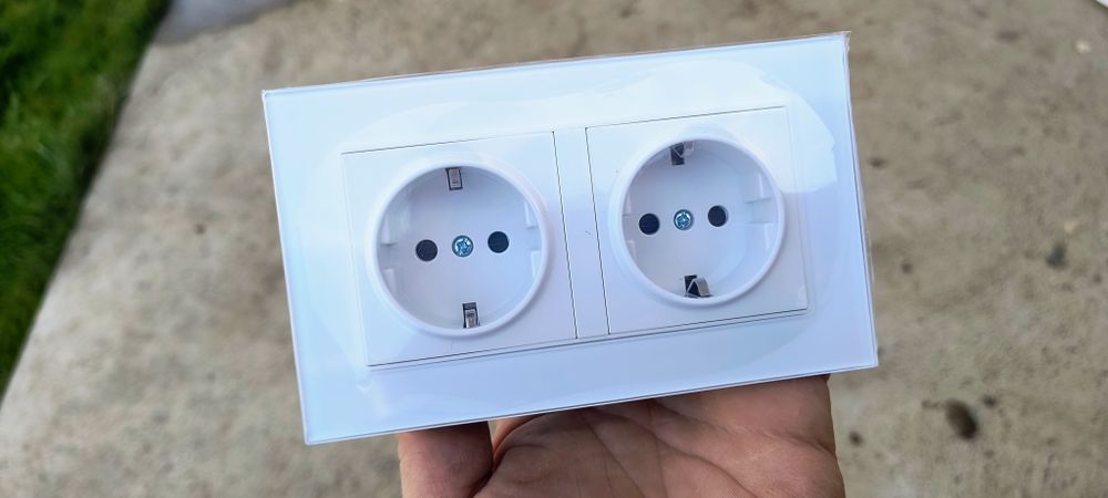 Контакти със стъклен панел