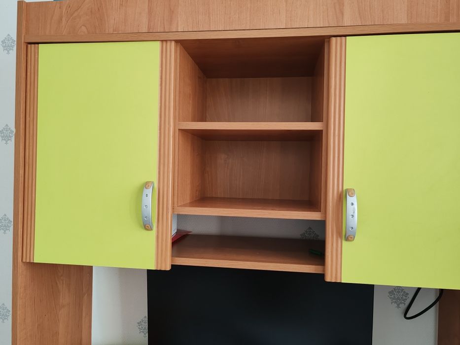 Продам детскую стенку (стол с полками)