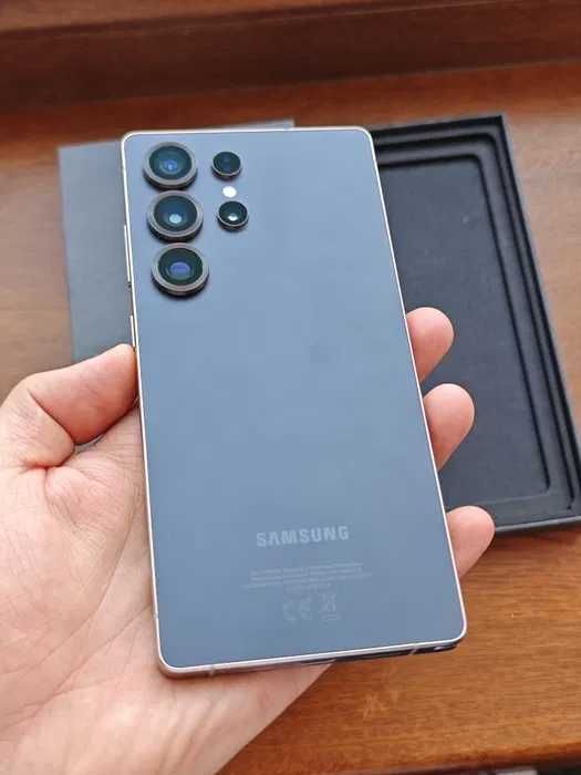 Samsung Galaxy S25 Ultra в цвете Titanium Black.