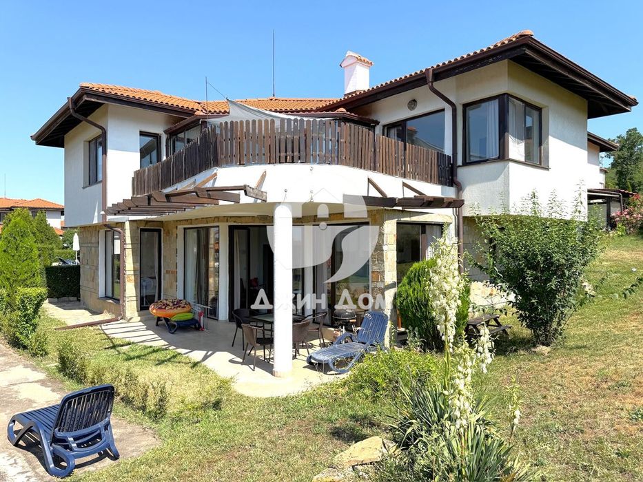 Просторна двуетажна къща в к-с „Бей Вю Вилас“, с. Кошарица