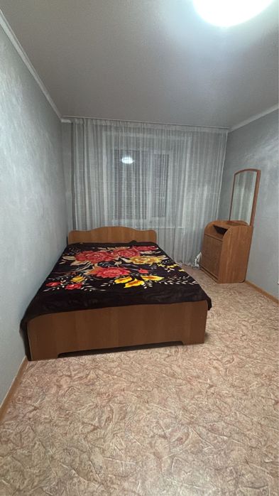 Кровать и зеркало