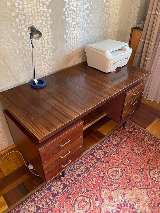 Стол письменный деревянный. Очень прочный.