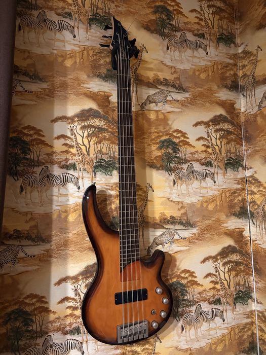 Продам бас-гитару