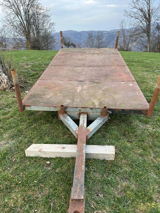 Vând remorca pentru transportat balotiii