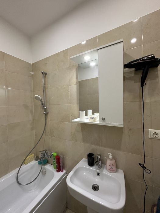 Inchiriez apartament 2 camere situat la demisol inalt