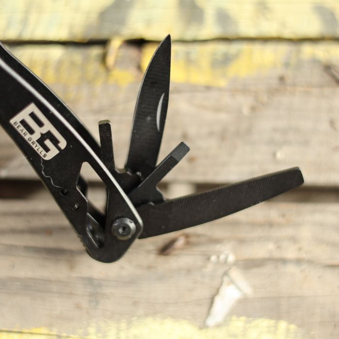 Мултифункционален швейцарски инструмент