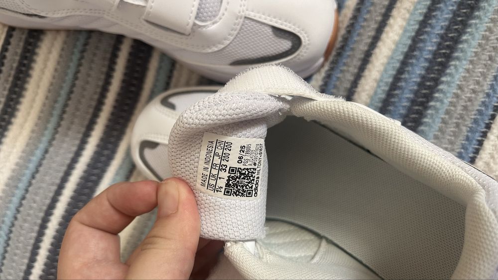 Продам новые кроссовки Adidas
