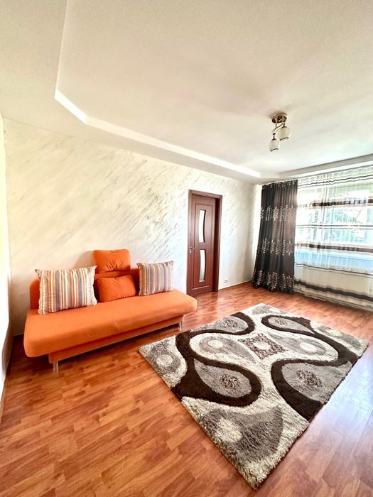 Apartament 3 camere , etaj 1, zona Teilor