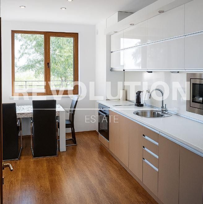 Дава се под наем Тристаен апартамент в Варна, Цветен квартал - 113 кв.м за 600 € - Снимка #1