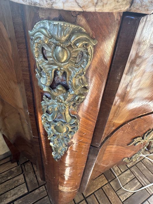 Продавам 2 бр антични комода с мраморни плотове